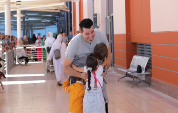 أطفال يحضنوا والدهم