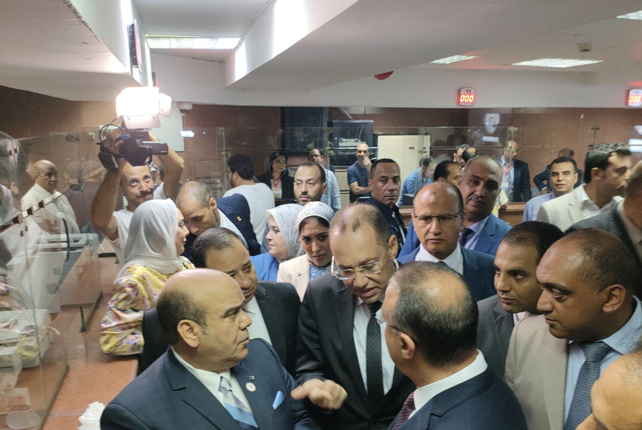 محافظ الاسكندريةومساعدا وزير العدل خلال افتتاح مكتب توثيق السيارات