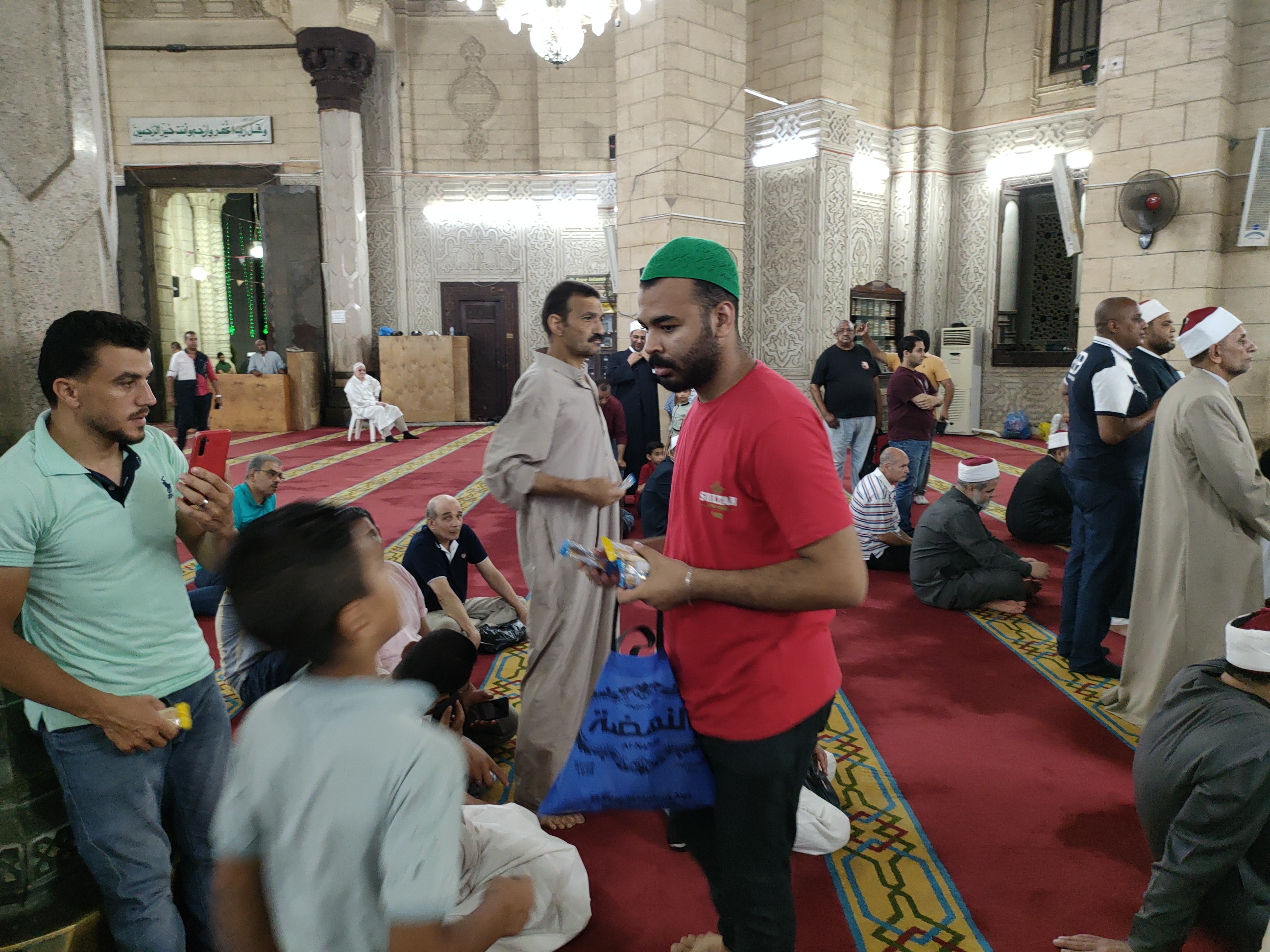 توزيع حلوي بساحة مسجد المرسي  ابو العباس بالإسكندرية