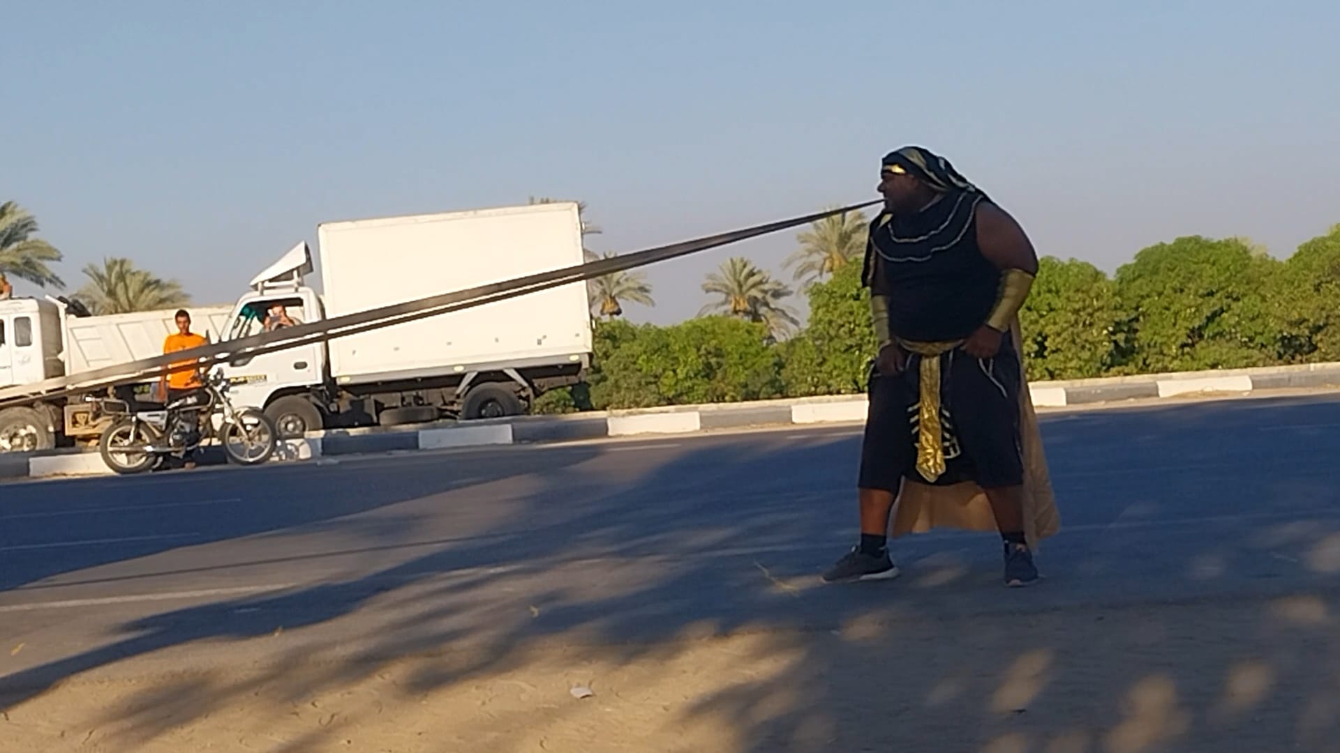 المصارع أشرف كابونجا يسحب سيارة 18 طنًا بأسنانه (7)