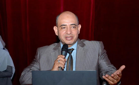الدكتور محمد عدوي وكيل كلية التجارة جامعة أسيوط