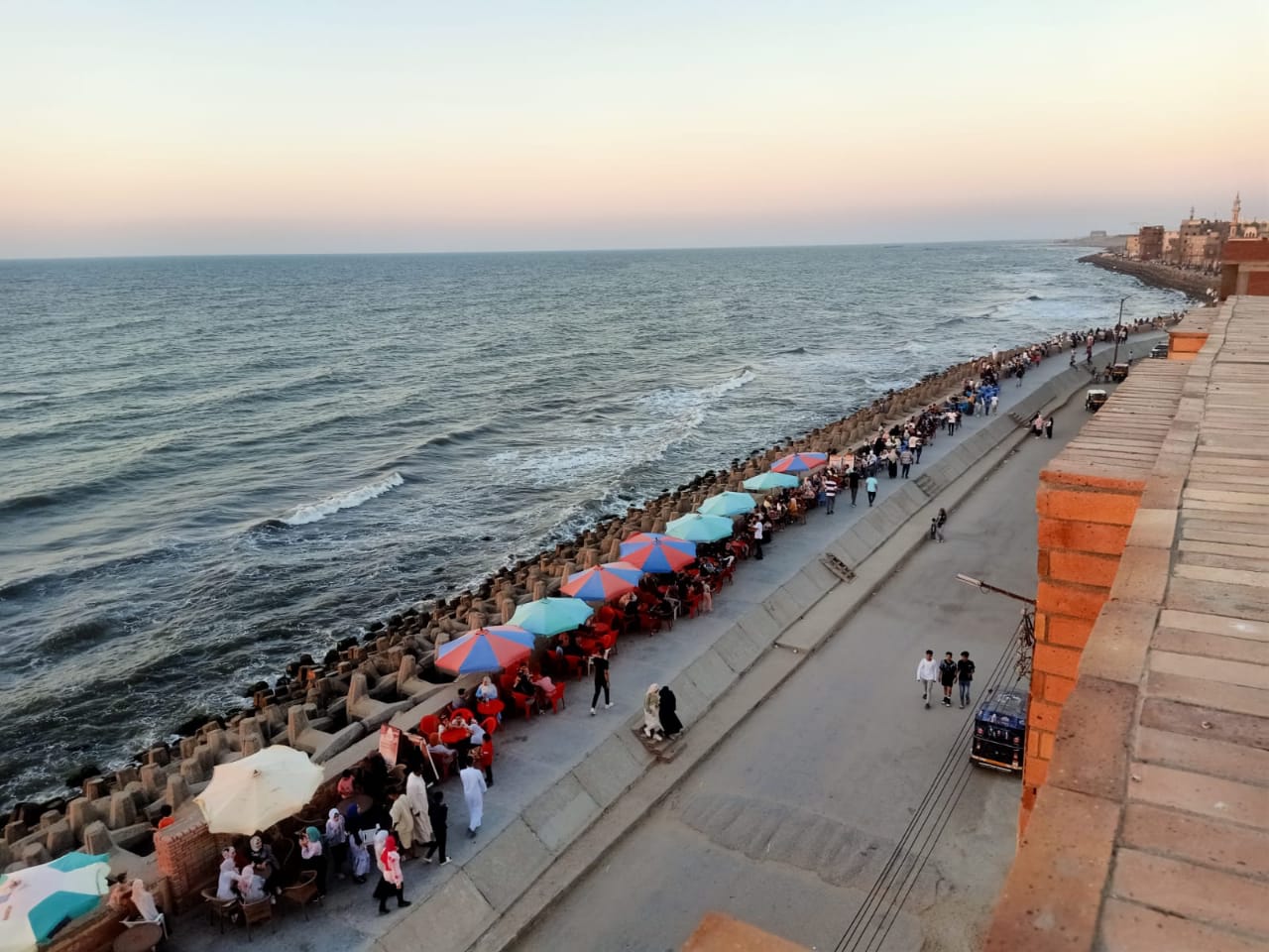 نصب الخيام على شاطئ البحر المتوسط بالبرلس