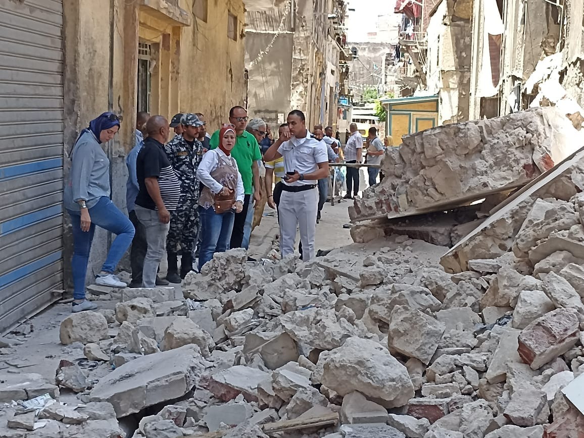 رئيس حي الجمرك تتفقد انهيار جزئي بمنطقة اللبان الإسكندرية