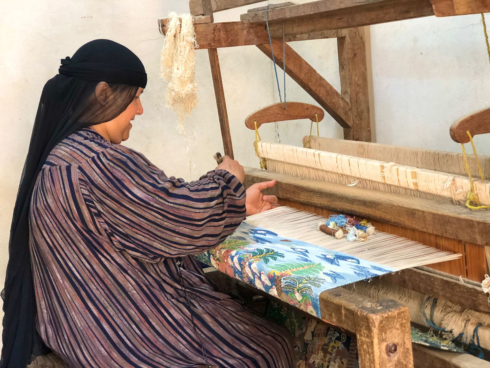 صناعة السجاد اليدوي في قرية الحرانية (2)