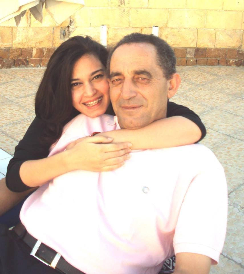 ابنة الشهيد مصطفى الخطيب مع والدها