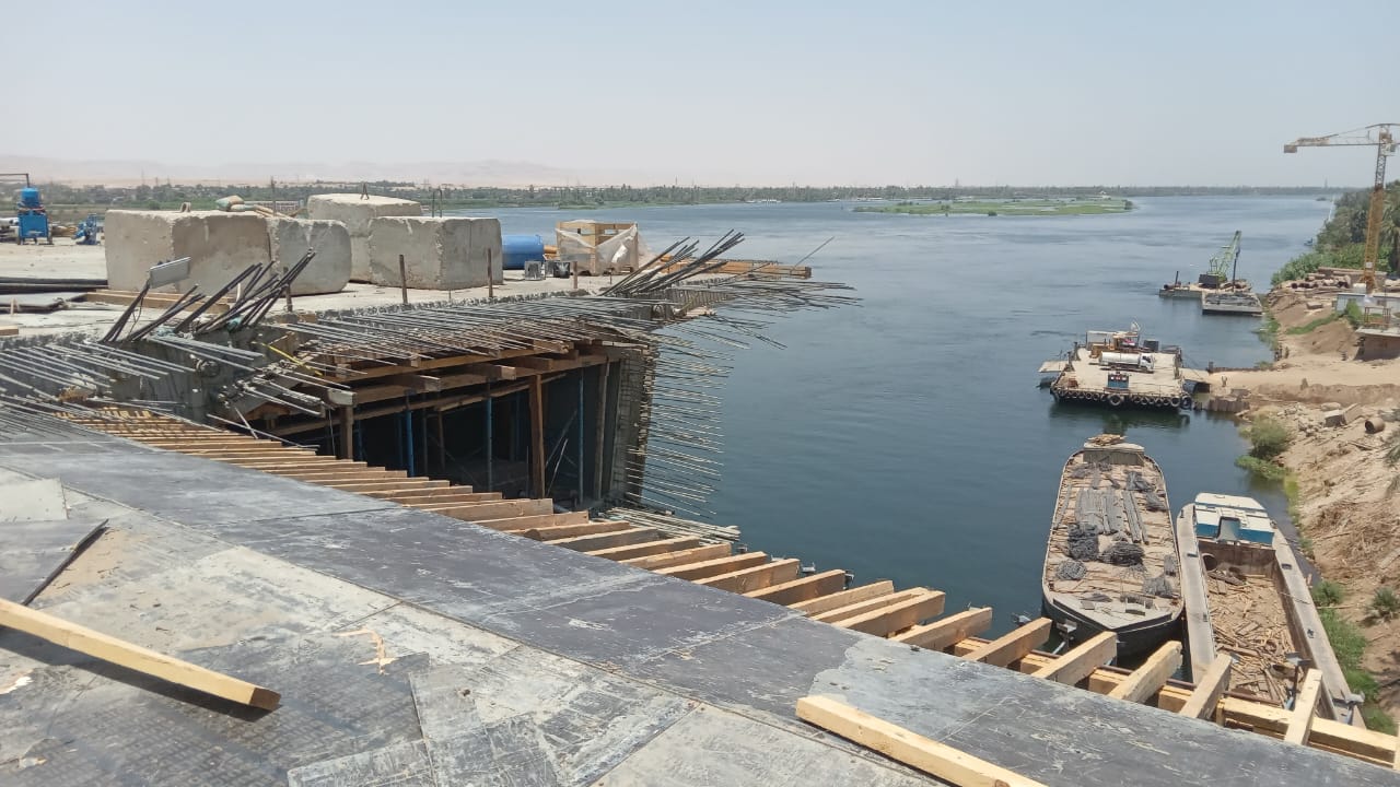 العمل حالياً فى الكوبرى العلوى الذى يمر فوق نهر النيل