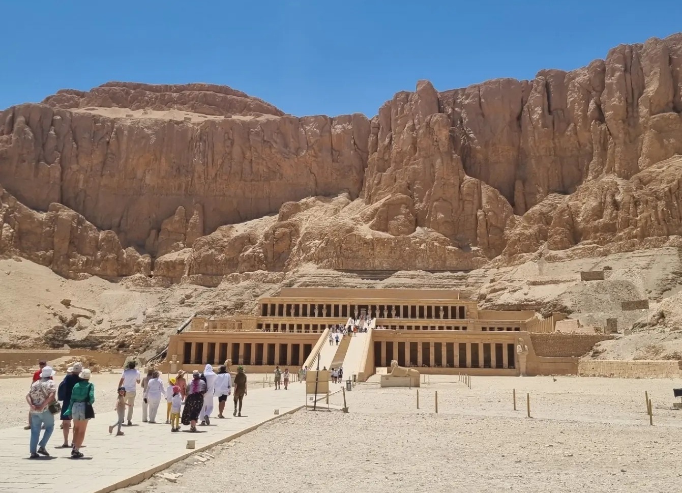 زيارات السياح داخل معبد الملكة حتشبسوت