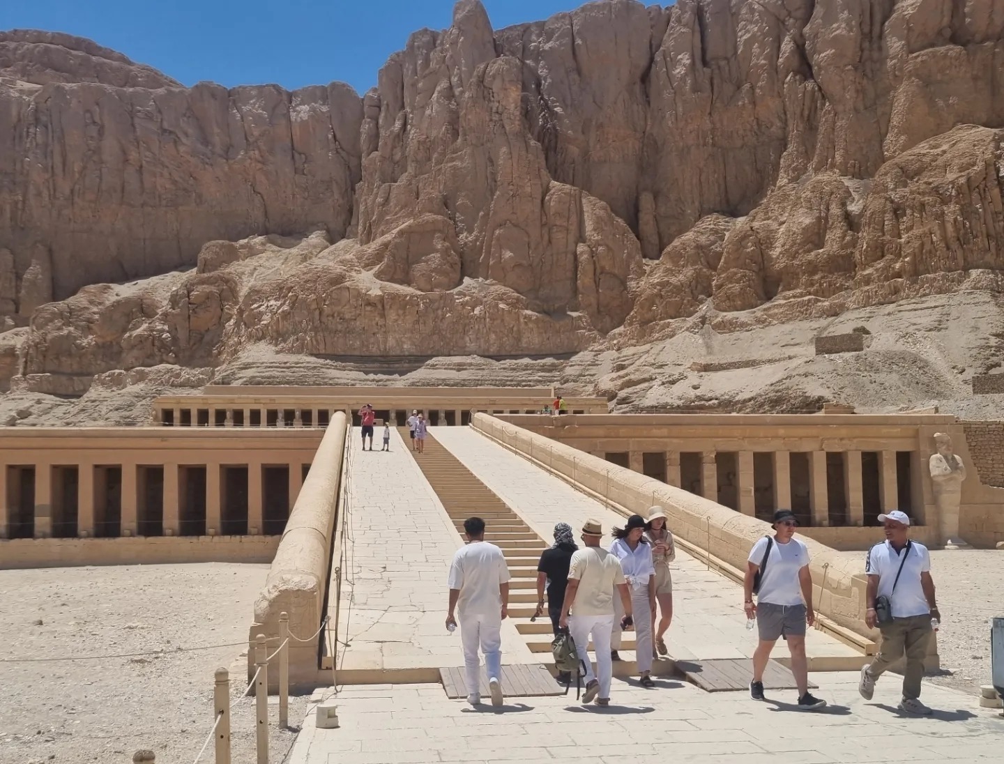 توافد السياح داخل معبد الملكة حتشبسوت