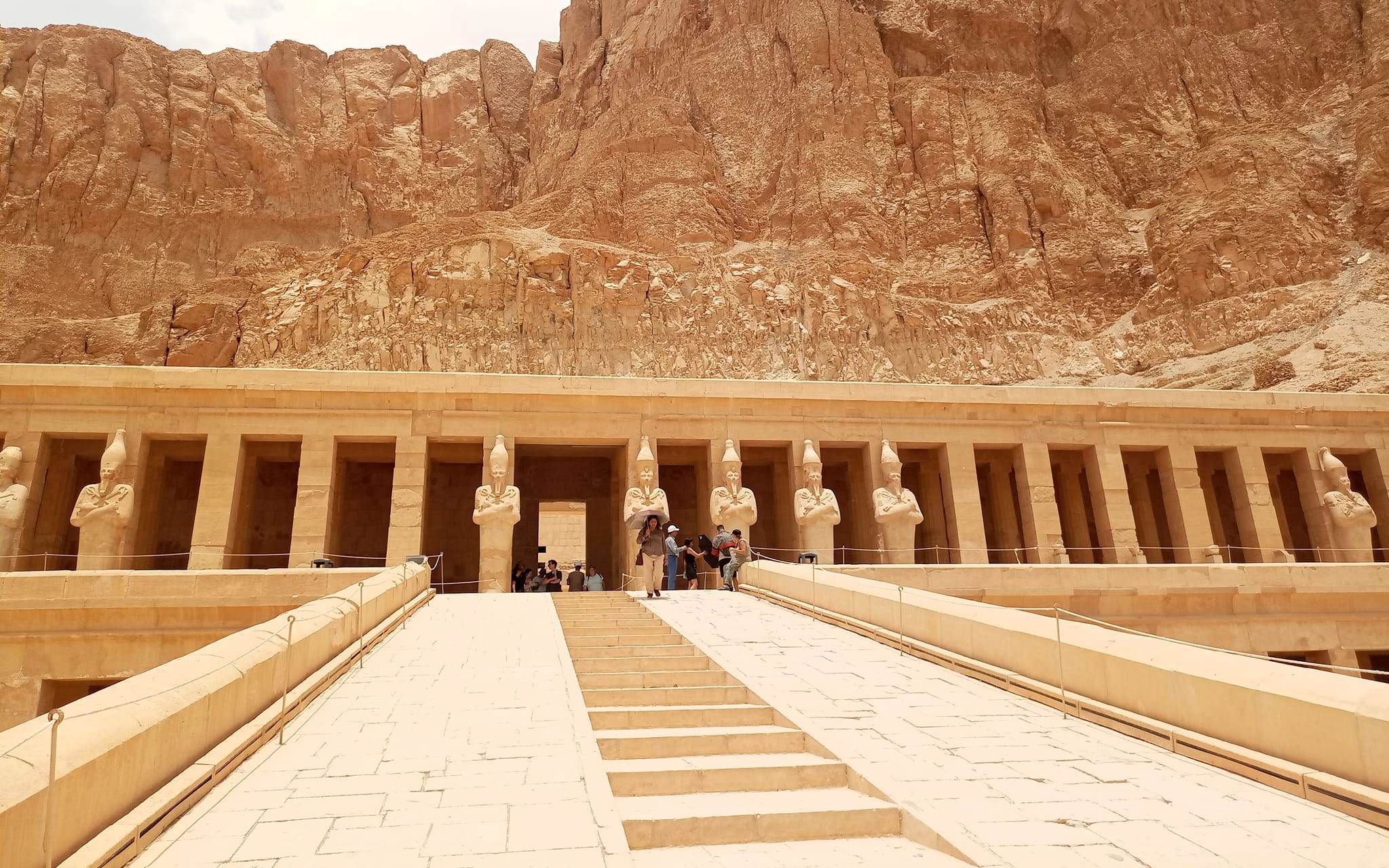 السياح يستمتعون بزيارة معبد الملكة حتشبسوت