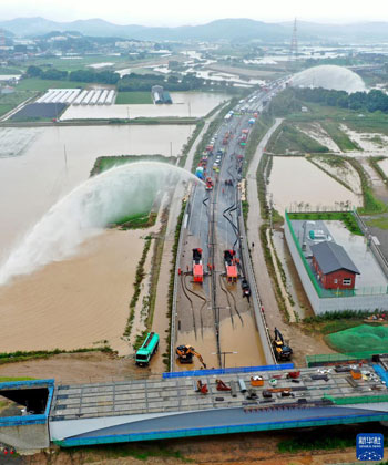 انهيار الطرقات والمياه تغمر الزرعات اثار الامطار والفيضانات  (1)