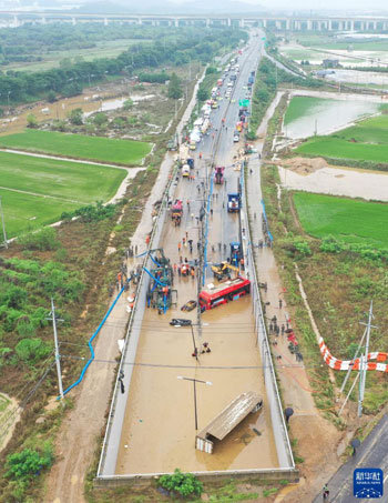 انهيار الطرقات والمياه تغمر الزرعات اثار الامطار والفيضانات  (2)