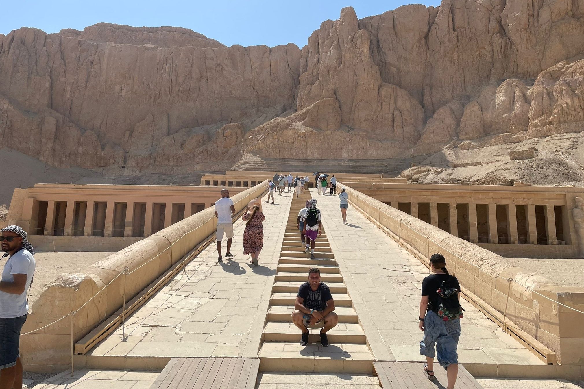 إقبال السياح على زيارة معبد الملكة حتشبسوت