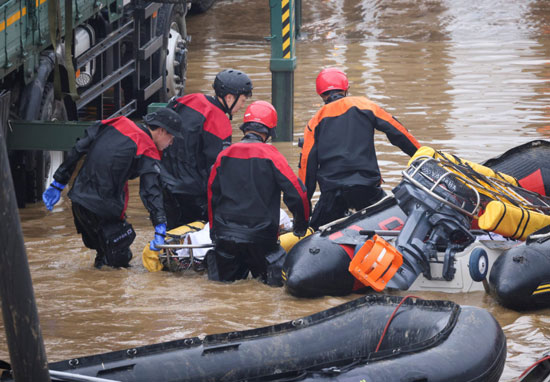 رجال الانقاذ بالقوارب لمحاوله انقاذ المواطنين