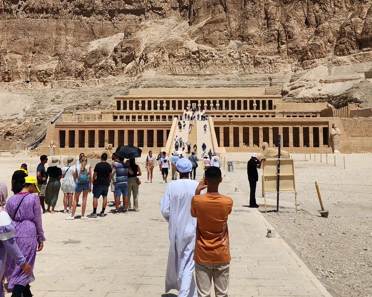 الإقبال السياحى على زيارة معبد الملكة حتشبسوت
