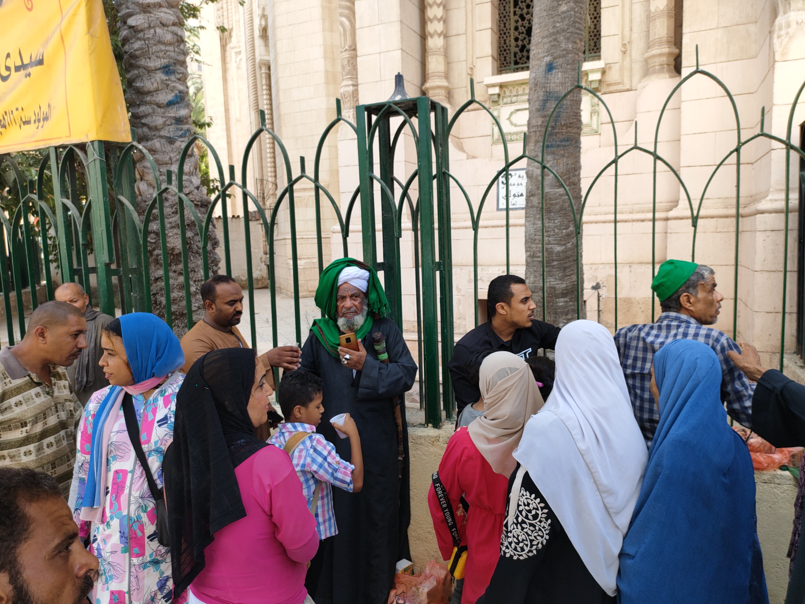 توزيع شربات بساحة مسجد المرسي ابو العباس بالإسكندرية