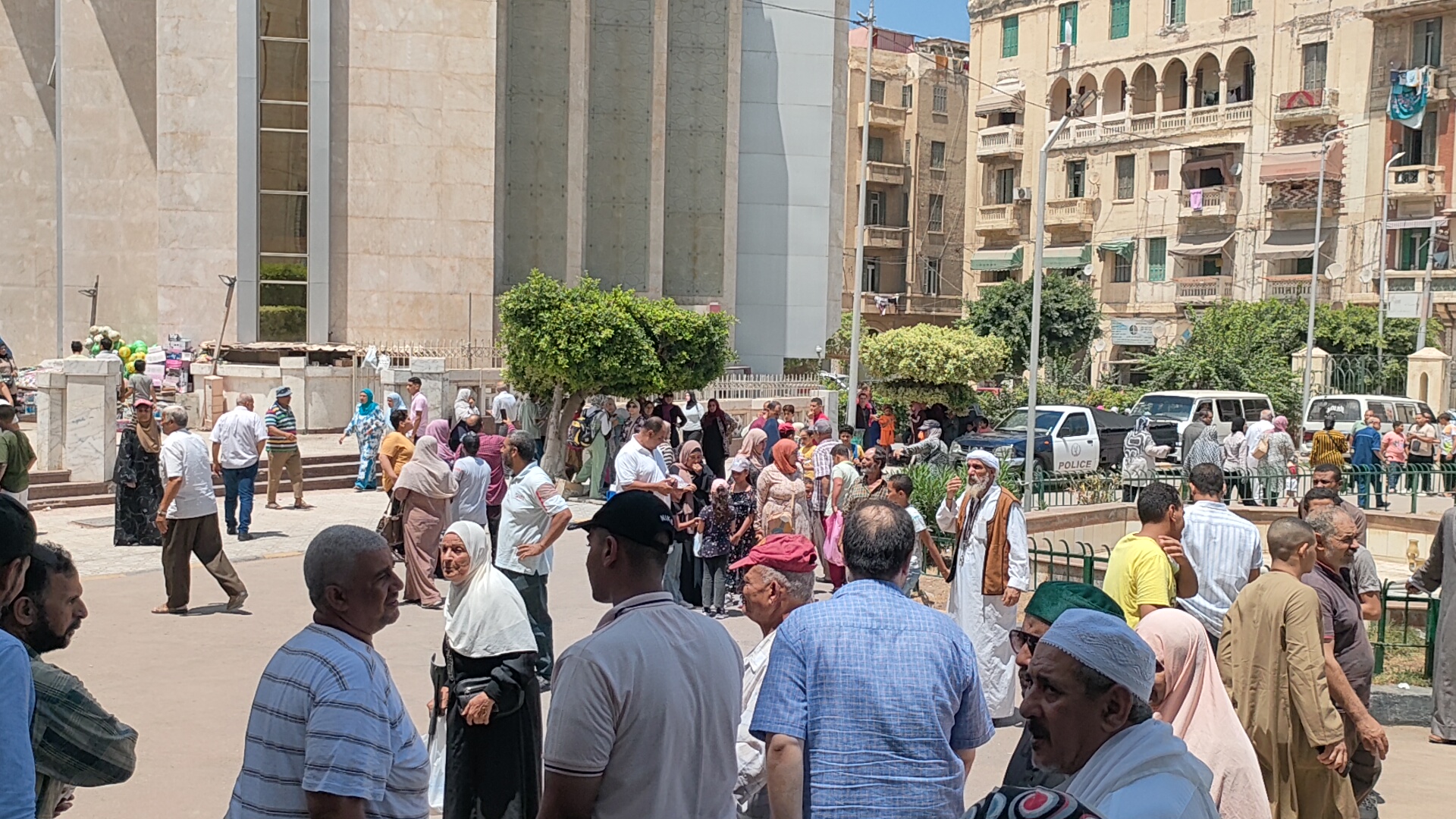 توافد الزائرين علي مسجد المرسي ابو العباس بالإسكندرية