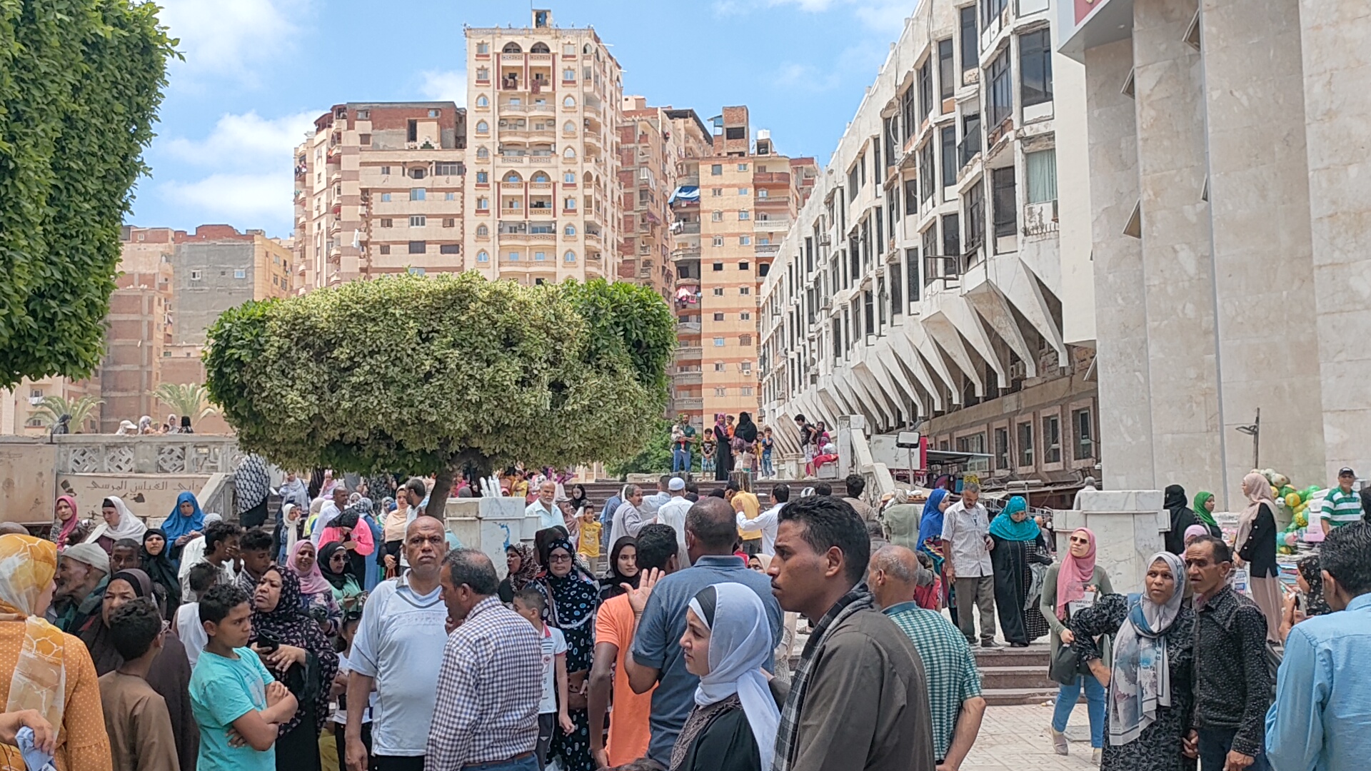 توافد الزائرين علي مسجد المرسي   ابو العباس بالإسكندرية