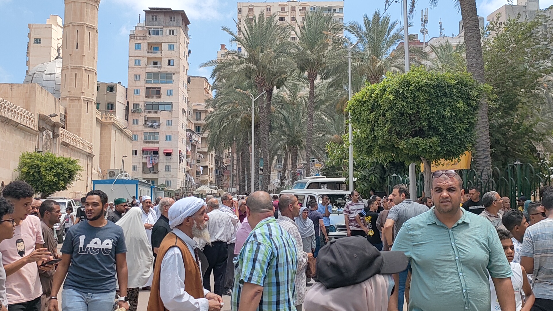 توافد الزائرين علي ساحة مسجد ابو العباس بالإسكندرية