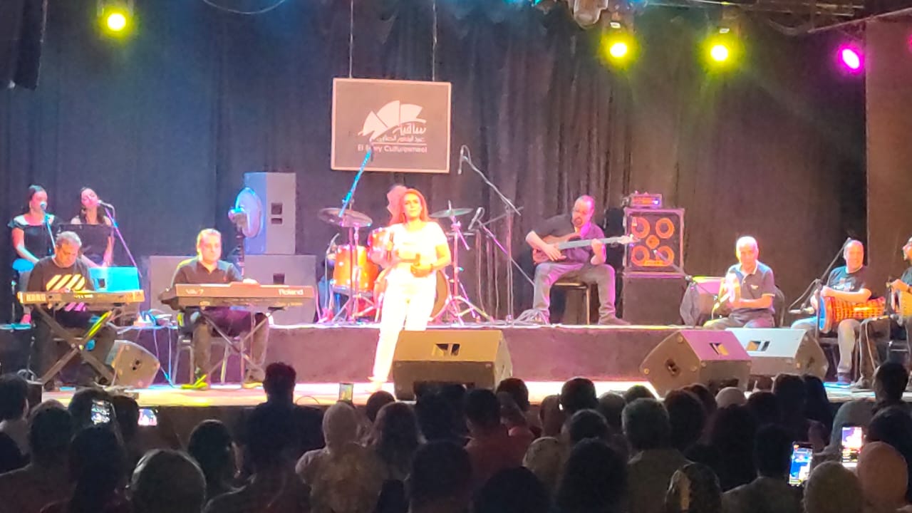 سيمون تغني علي وش القمر  من أغاني الراحلة فايزة أحمد في حفلها بساقية الصاوي (1)