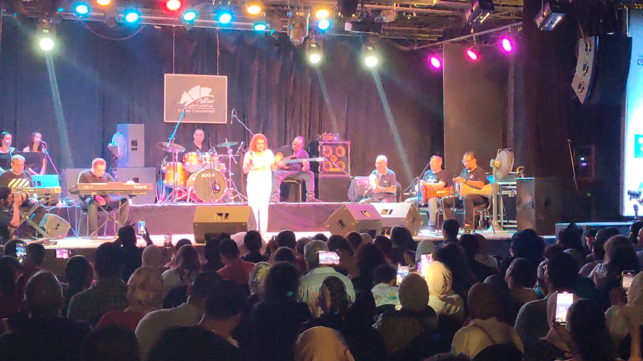 سيمون تغني علي وش القمر  من أغاني الراحلة فايزة أحمد في حفلها بساقية الصاوي (6)