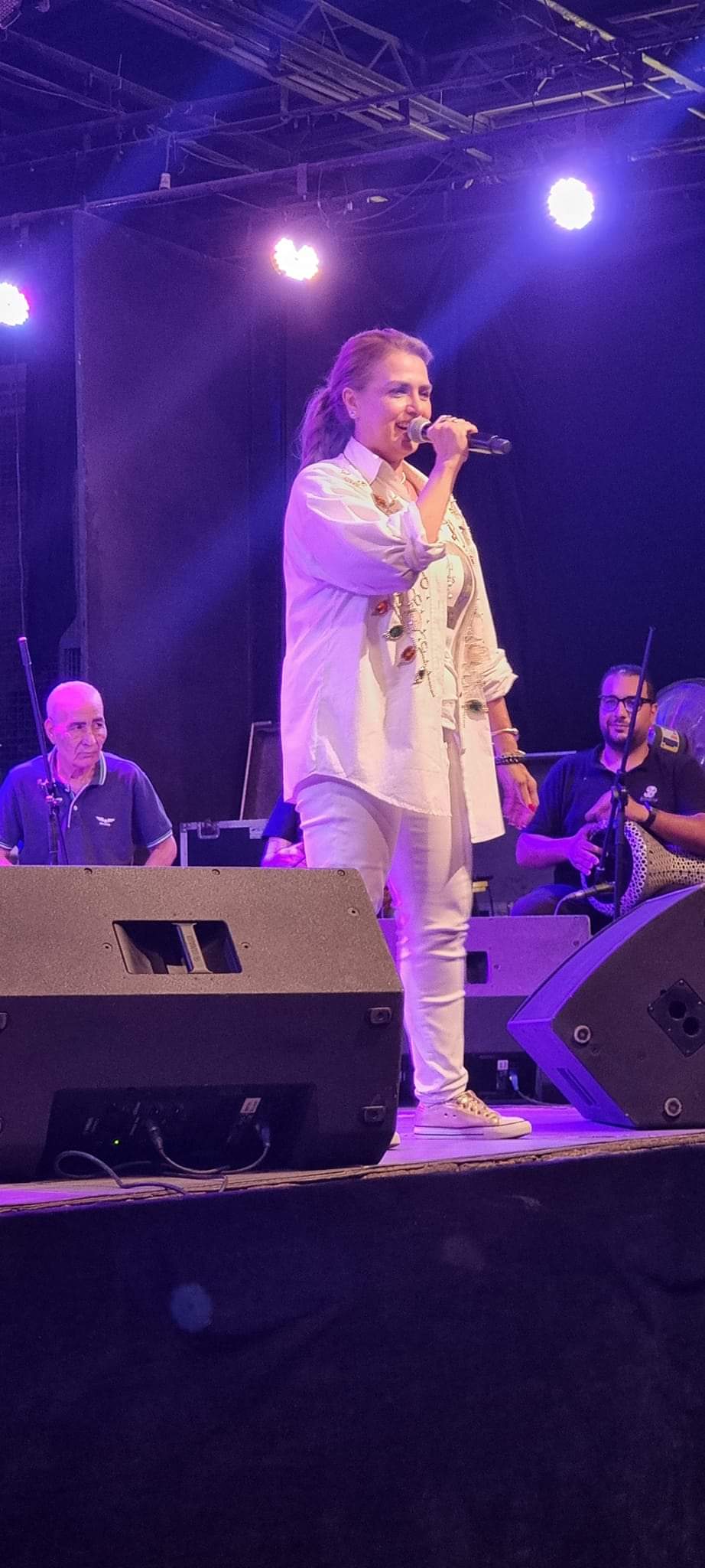 سيمون تغني علي وش القمر  من أغاني الراحلة فايزة أحمد في حفلها بساقية الصاوي (2)