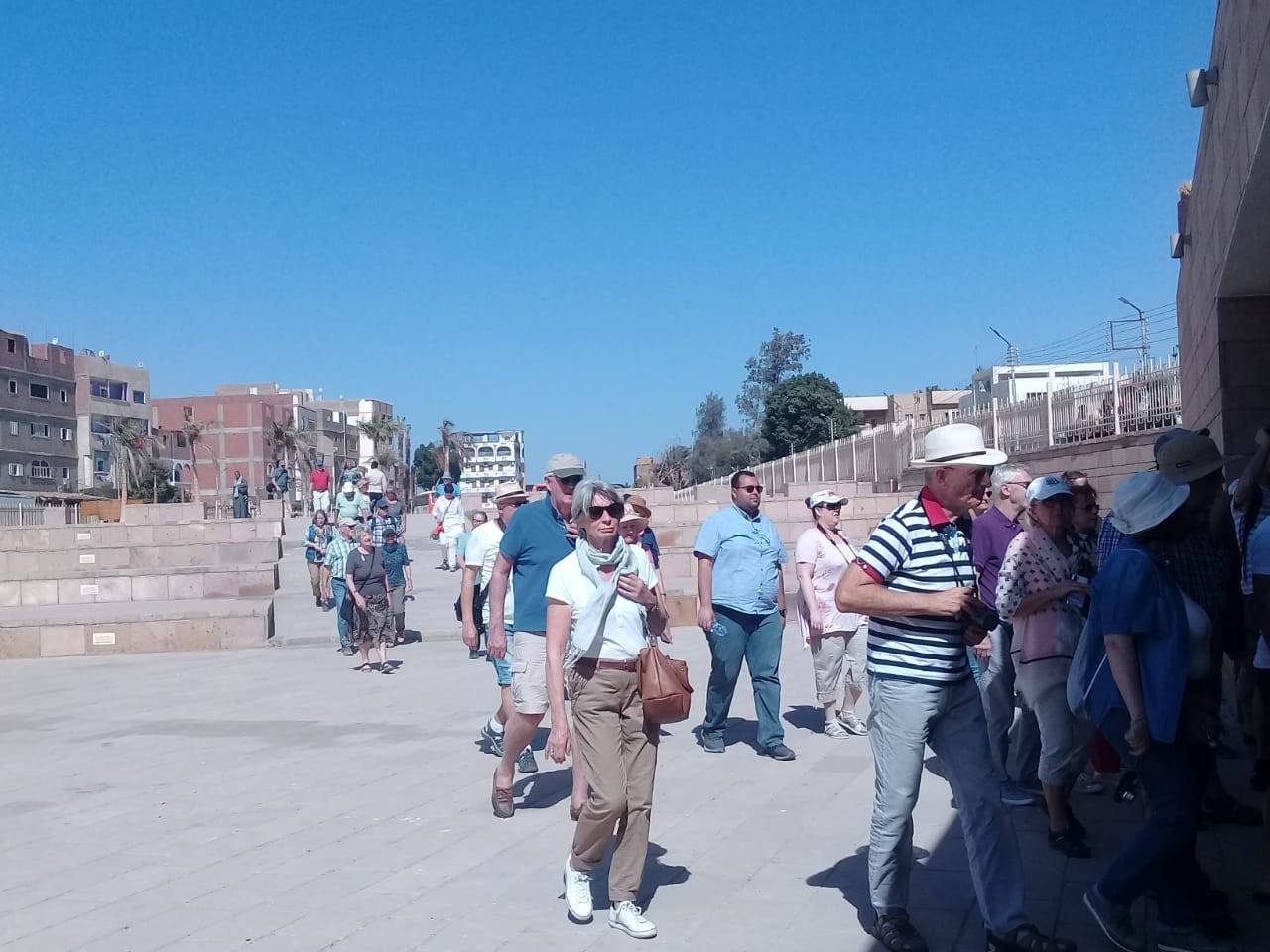 لحظة دخول السائحين لللمعبد بأبيدوس