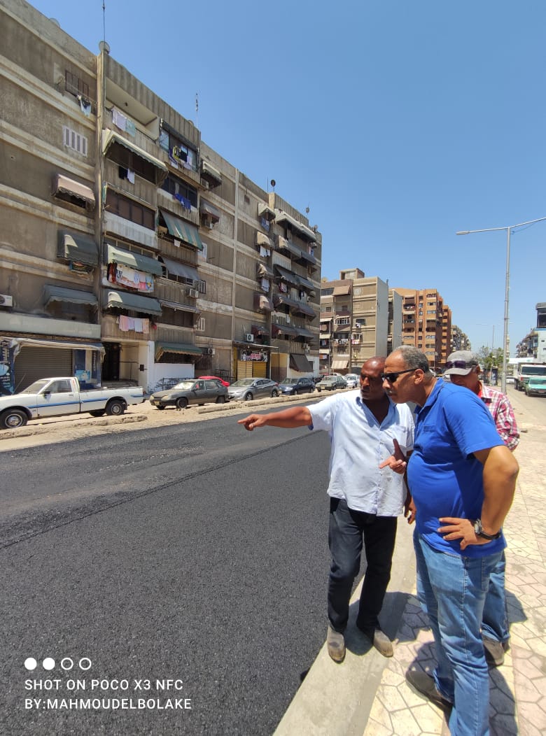 رئيس حى الزهور يتابع تطوير منظومة الطرق باحياء بورسعيد