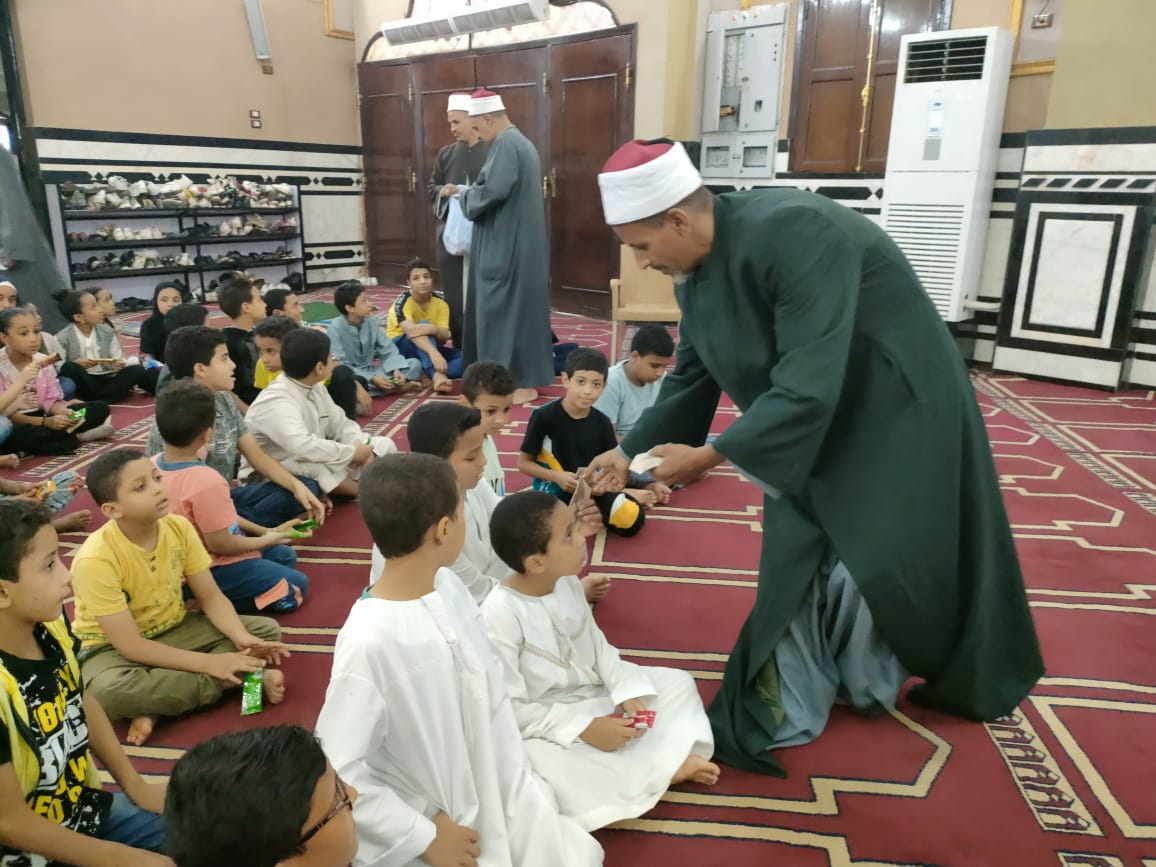 نشر البهجة بالحلوى والهدايا بين الأطفال بالمساجد