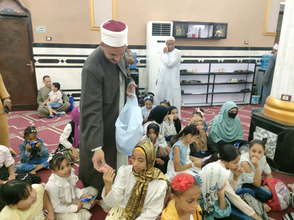 توزيع الحلوى على أطفال الأقصر بالمساجد