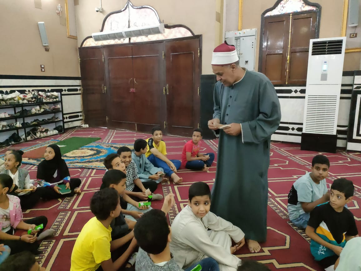 قيادات أوقاف إسنا مع الأطفال فى المساجد