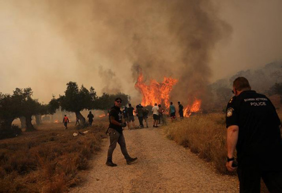 انتشار حرائق الغابات المستعرة في اليونان (2)