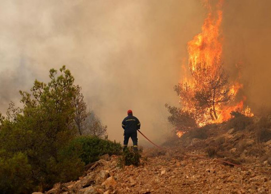 انتشار حرائق الغابات المستعرة في اليونان (7)