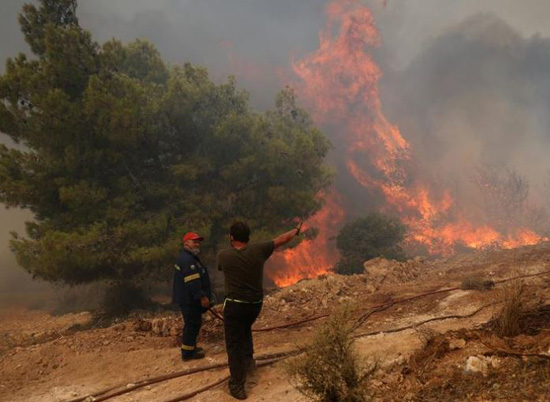 انتشار حرائق الغابات المستعرة في اليونان (6)