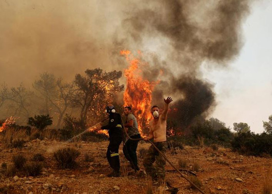 انتشار حرائق الغابات المستعرة في اليونان (5)