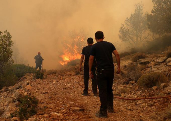 انتشار حرائق الغابات المستعرة في اليونان (9)