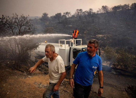 انتشار حرائق الغابات المستعرة في اليونان (1)