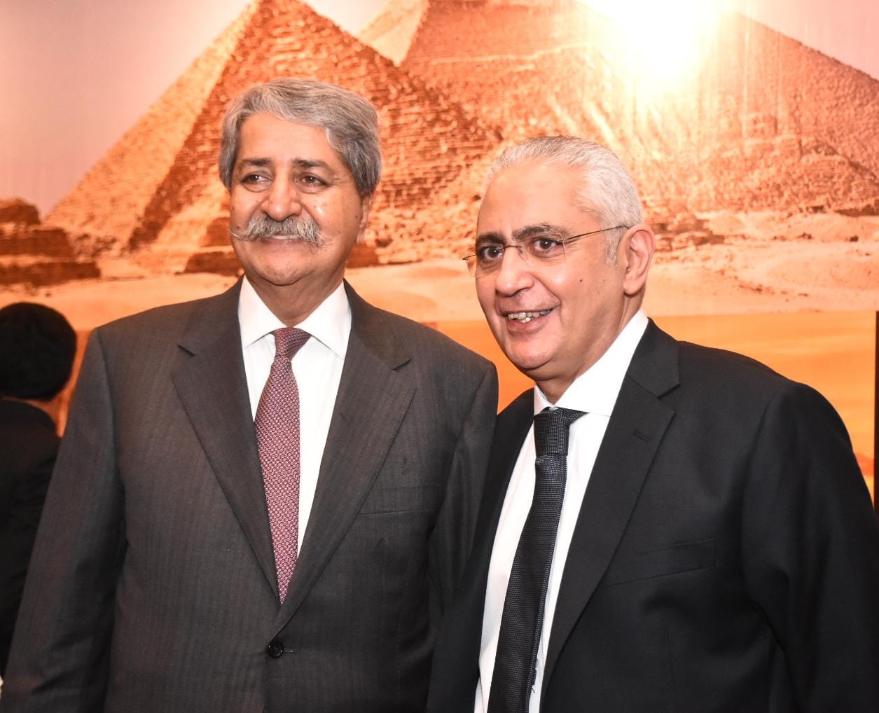 سفير مصر لدى باكستان مع وزير التجارة والقيادي البارز في حزب الشعب