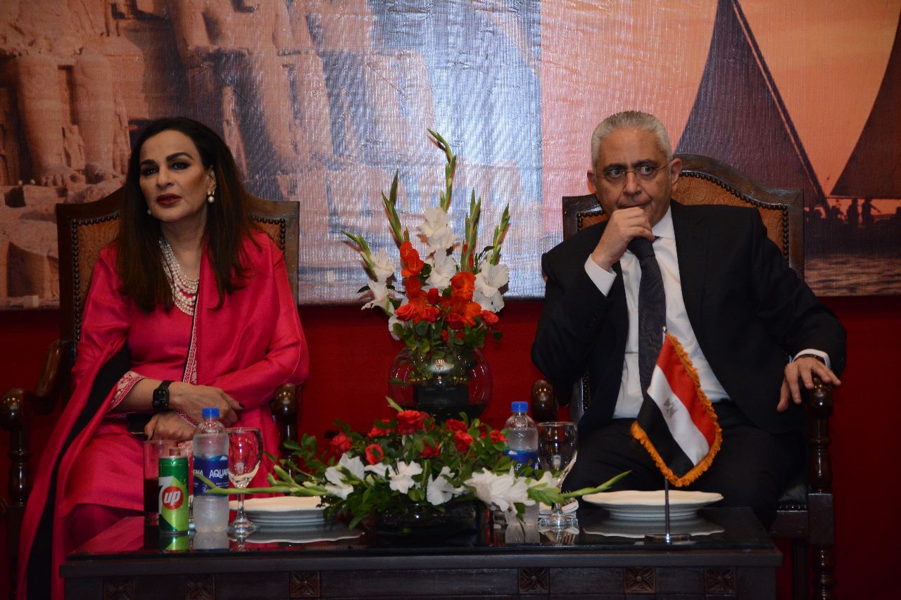 السفير المصري لدى باكستان ووزير التغير المناخي الباكستان والقيادية البارزة في حزب الشعب شيري رحمان