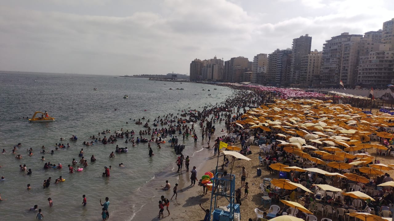 إقبال المواطنين على شواطئ الإسكندرية (6)