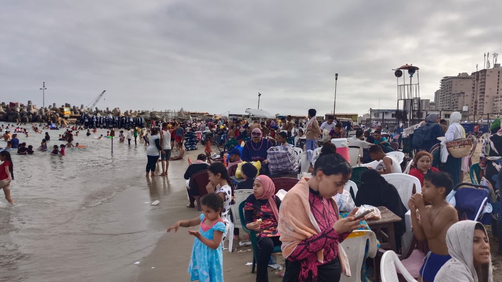 إقبال المواطنين على شواطئ الإسكندرية (3)