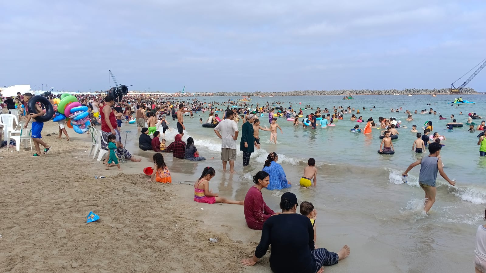 إقبال المواطنين على شواطئ الإسكندرية (7)
