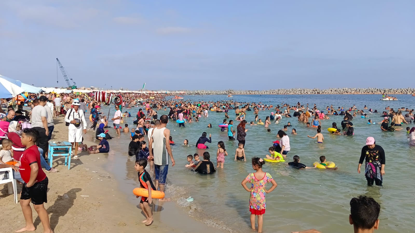 إقبال المواطنين على شواطئ الإسكندرية (5)