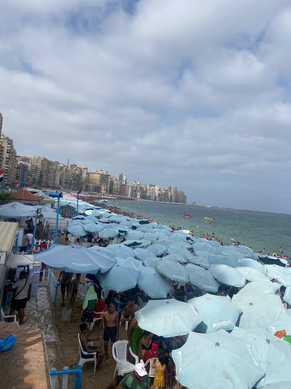 إقبال المواطنين على شواطئ الإسكندرية (1)