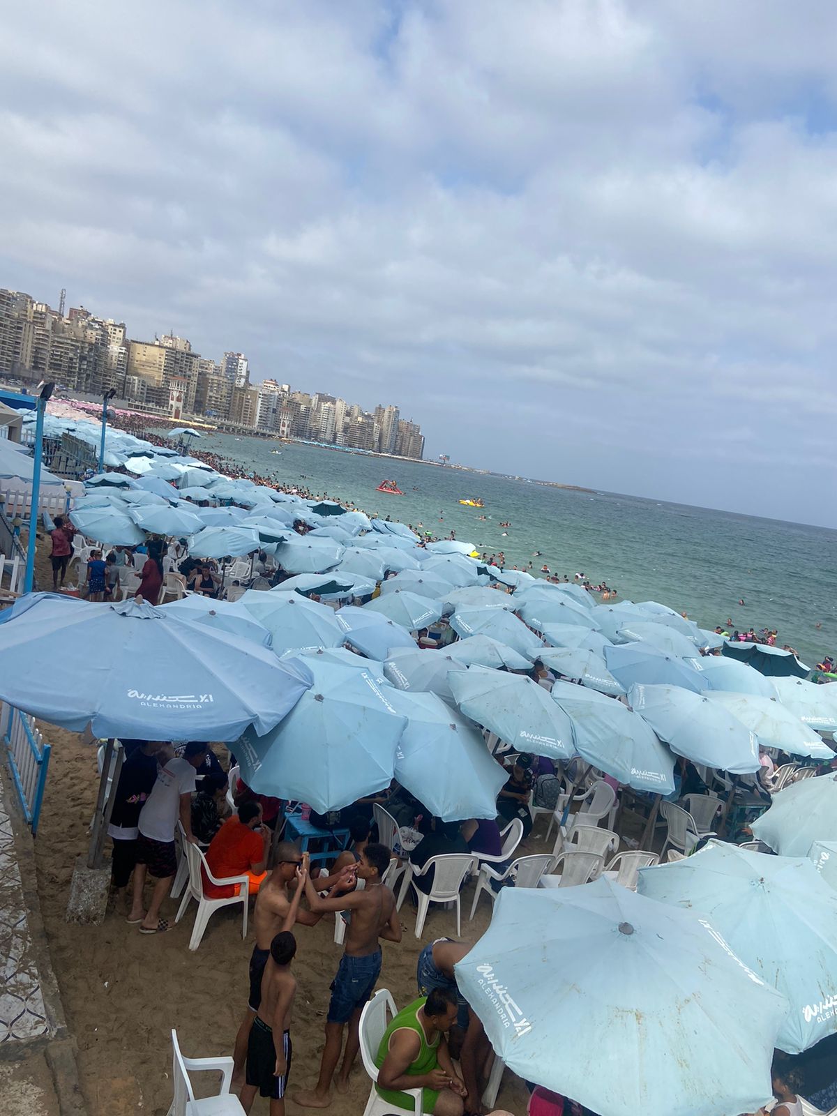 إقبال المواطنين على شواطئ الإسكندرية (2)