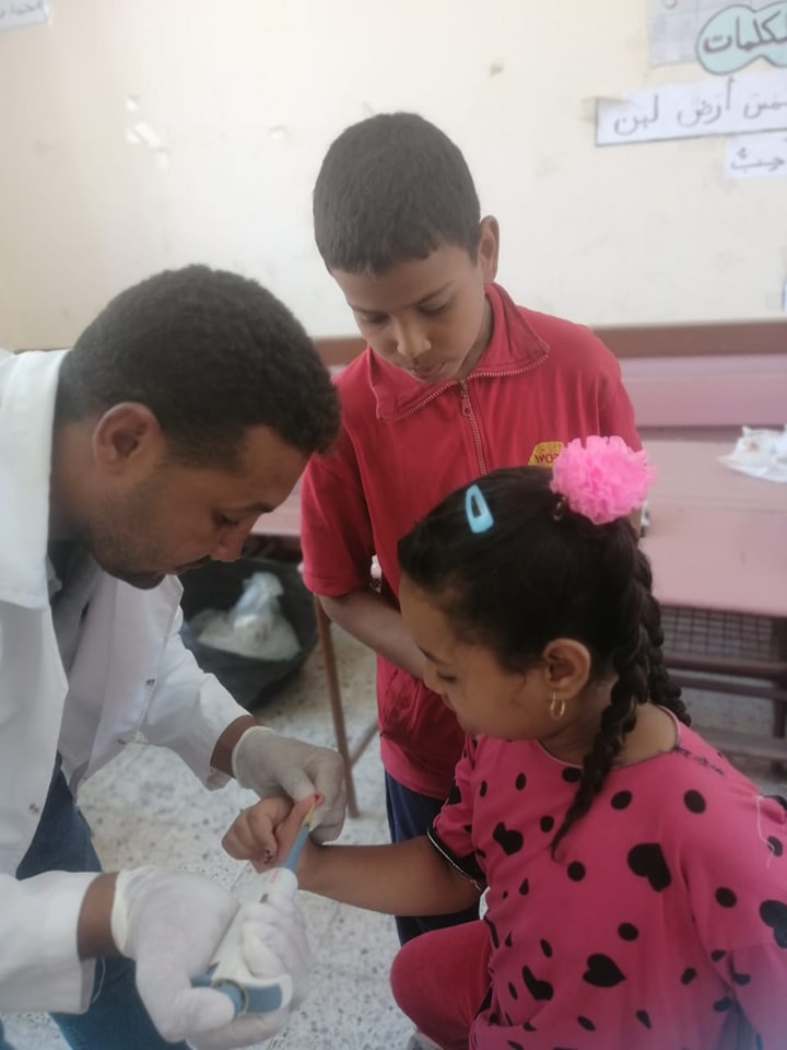 فحص الأطفال خلال فعاليات القافلة الطبية بأرمنت