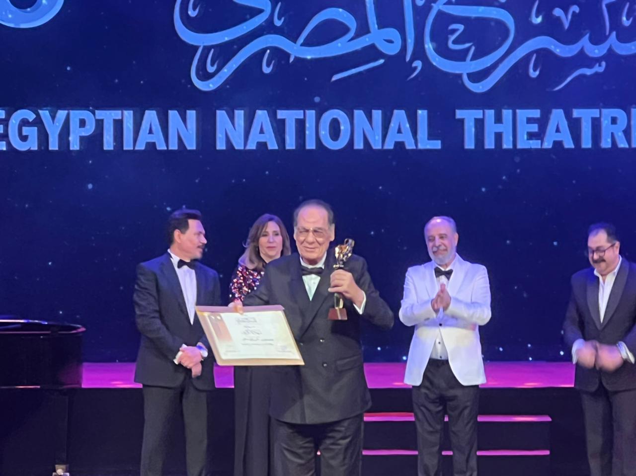 نرمين الفقي تقدم تكريم الفنان  خالد الصاوي بالمهرجان القومي للمسرح (5)