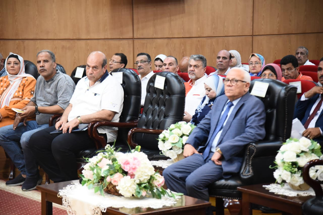 محافظ بورسعيد أثناء اجتماع القيادات التنفيذية لترشيد استهلاك الكهرباء
