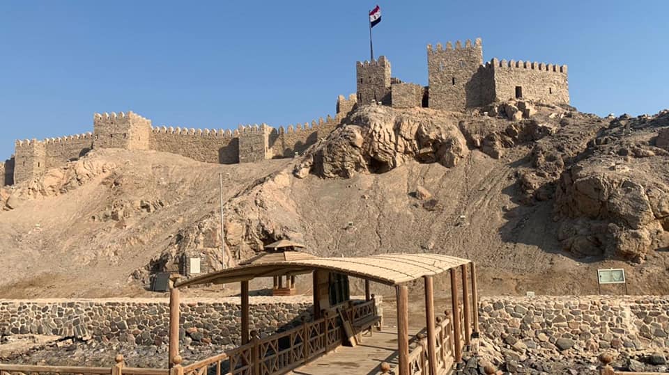 نويبع" وجهة الباحثين عن الاسترخاء على شواطئ جنوب سيناء.. من واحة صحراوية منعزلة إلى مقصد للسائحين من كل العالم.. وجذبت لأول مرة السياحة الزراعية والعلمية.. من أشهر معالمها القلعة والميناء وعيون طبيعية..