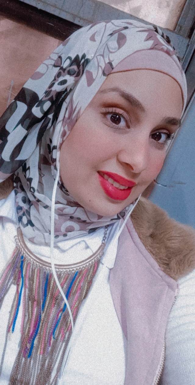 الطالبة انجي خالد الاولي علي الجمهورية دبلومات فنية