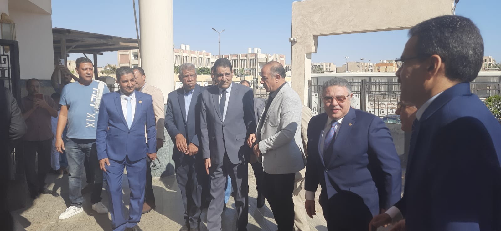 وزير التربية والتعليم يتفقد سير امتحانات الثانوية من لجنة مدرسة المتفوقين بالغردقة (2)